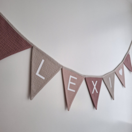 vlaggenlijn met naam 7 vlaggen oudroze, zand