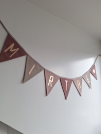 vlaggenlijn met naam 7 vlaggen oudroze, zand