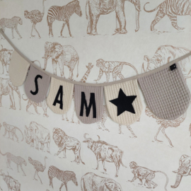 slinger met naam zand/taupe (max 6 letters)