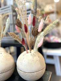Aardewerk bolvaas beige – stijlvolle bloemenvaas met schikgaatjes