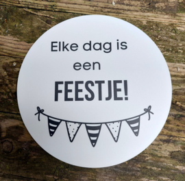 Muurcirkel 'Elke dag is een feestje'