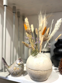 Aardewerk bolvaas beige – stijlvolle bloemenvaas met schikgaatjes