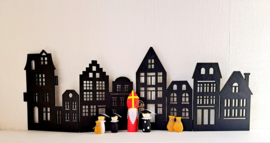 Rij houten huisjes zwart – sfeervolle raamdecoratie (38 x 13 cm)