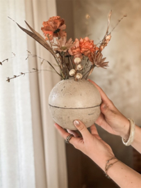 Aardewerk bolvaas beige – stijlvolle bloemenvaas met schikgaatjes