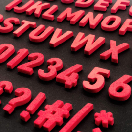 Magneetletters, cijfers en tekens rood