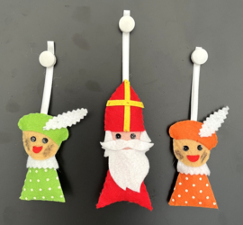 Handgemaakte Sinterklaasdecoratie – Set van 3 vilten figuren (2 Pietjes & 1 Sinterklaas)