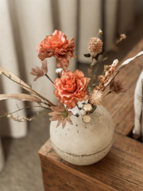 Aardewerk bolvaas beige – stijlvolle bloemenvaas met schikgaatjes
