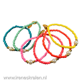 TU0008: Armbandje met glaspareltje, ca 19cm