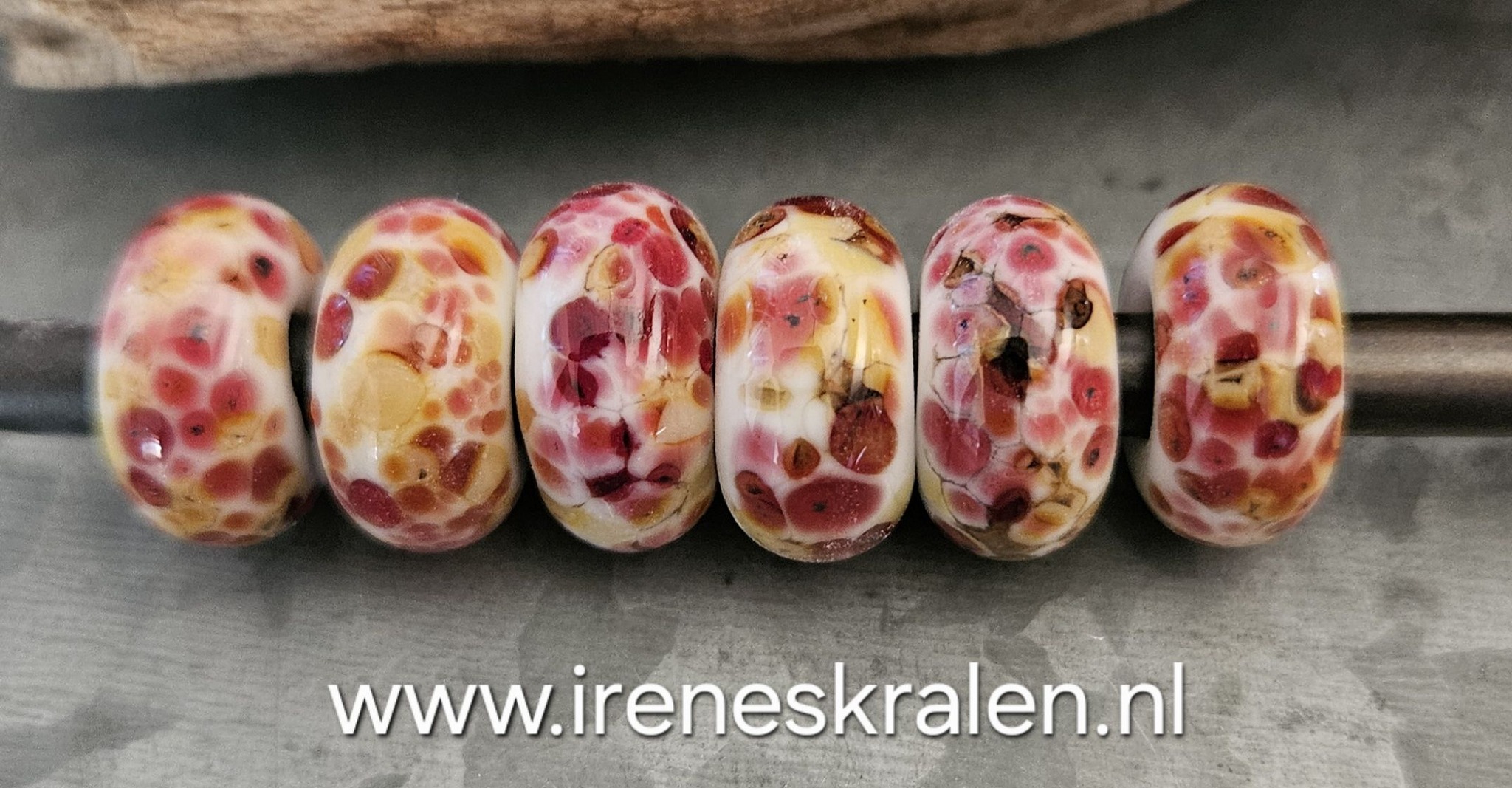 IKRZ0020: Set van 2x GrootGatKraal Wit/Roze/Geel frit (5mm gat)