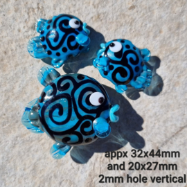 IKOC0005: Set van 3 Vissen Turquoise, ca 32x44mm en 20x27mm