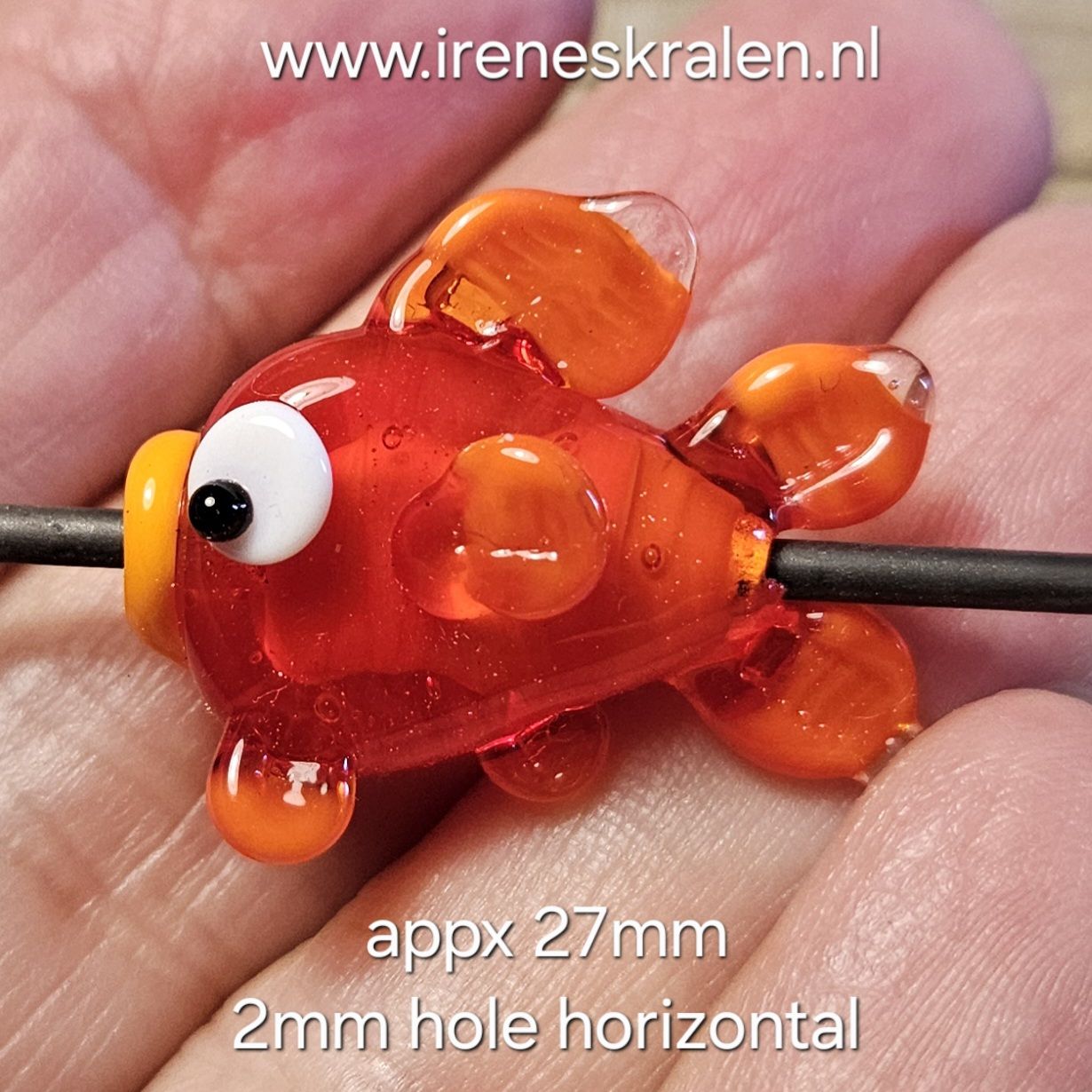 IKRD0018: Vis-Kraal Rood/Oranje, ca 27mm ( horizontaal gat van 2mm)