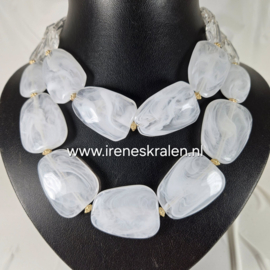 WI 0016: Ketting met grote plastic kralen