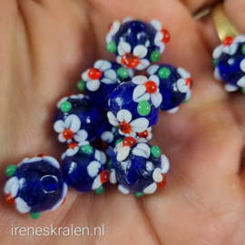 GBL 002: Donkerblauw met bloemen, ca 11x13mm #India Lampwork#
