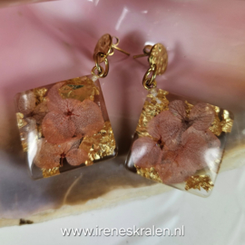 RZ 6002: Oorbellen met Hortensia erin, epoxy homemade