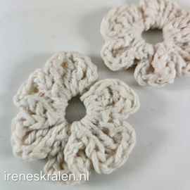 Gwit 026: Gehaakte Bloem met verharder erin, ca 40mm