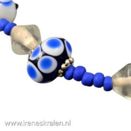 BL0014: Halflange Ketting Blauw & Wit, zelfgemaakte glaskralen
