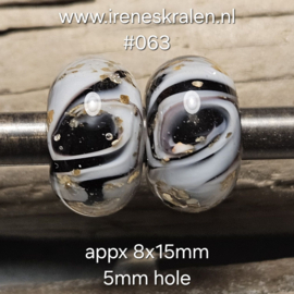 IKZW0015B: Set van 2x GrootGatKraal Zwart, Wit, goudvlokken en swirls (5mm gat)