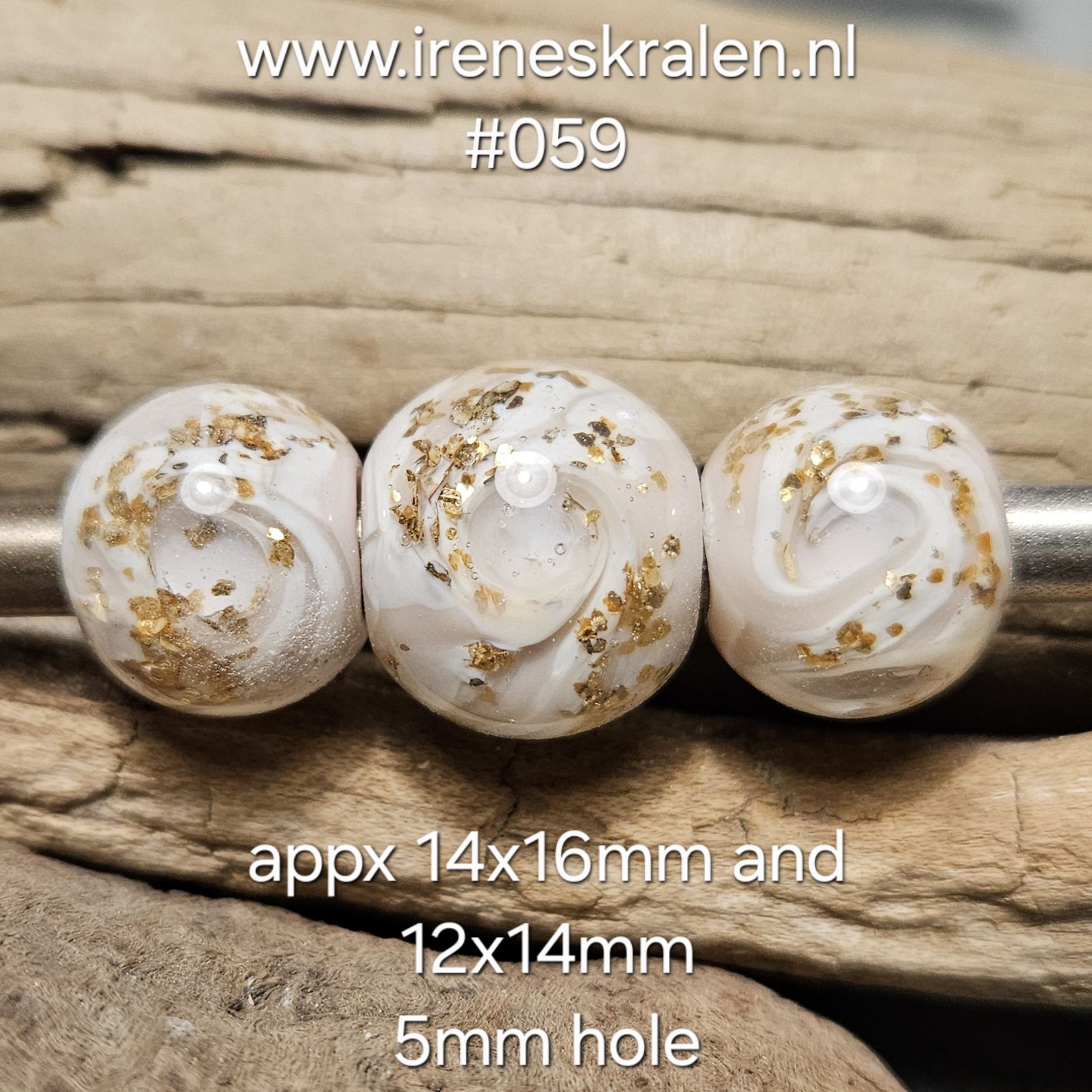 IKRZ0059: Set van 3x GrootGatKraal SoftViolet & GoudVlokken (5mm gat)