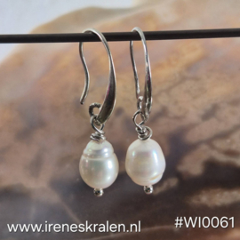 WI 0061: Oorbellen met parels Wit (geen idee of ze echt zijn)