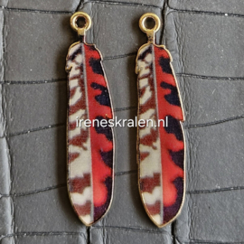 BDM 0025: Set van 2 Bedels Veren/goudkleur, ca 37mm Rood/Zwart