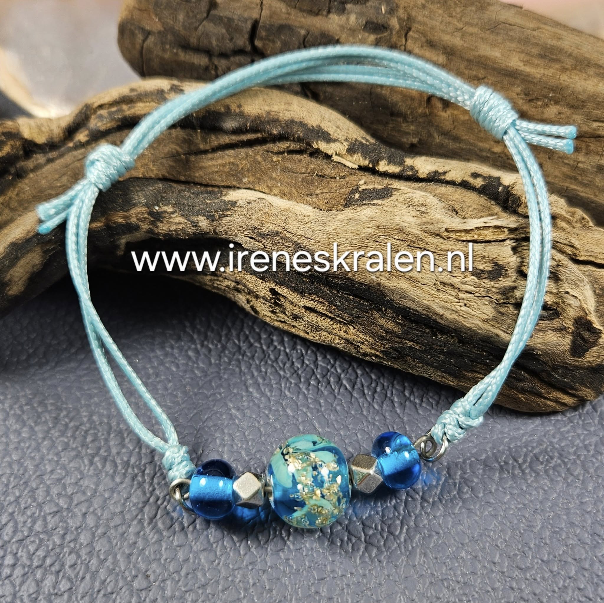 TU0006: Armbandje met Zelfgemaakte glaskralen, zilvervlokken