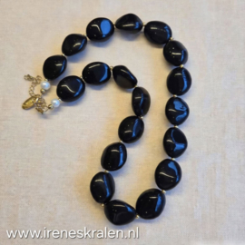 ZW0005: Zwarte ketting met wat grovere glaskralen