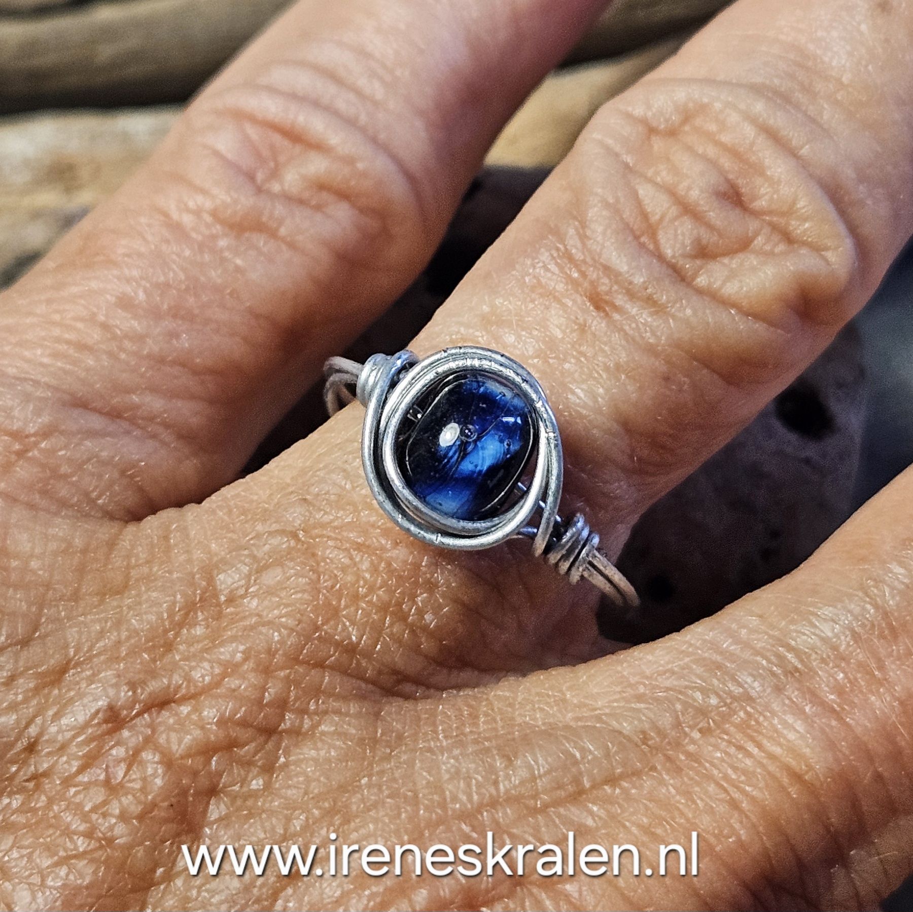 BL0033: Roestvrijstalen Wire-Ring met homemade glaskraal