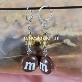 BR0006: Oorbellen M&M Bruin