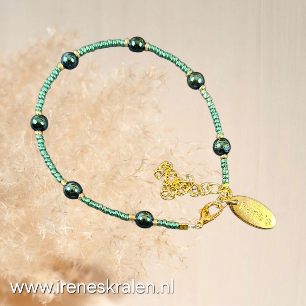 TU0006a: Armbandje metallic teal kraaltjes hematiet