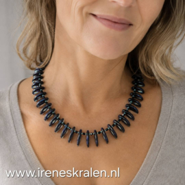 ZW0003: Zwarte Ketting met Blauwe gloed, glaskralen, ca 46cm