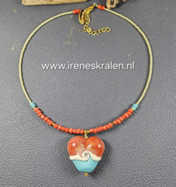 RD 0003: Ketting koraalrood met zelfgemaakt glas-hart