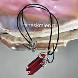 RD 0022: Zwarte Ketting met hanger glas rood transparant