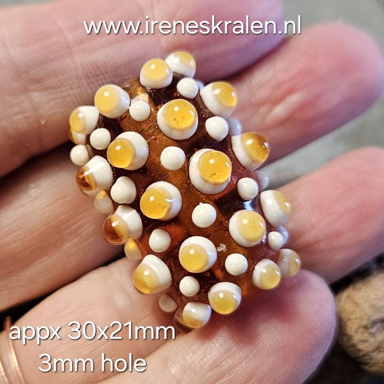 IKBR0004: Grote Focal Kraal met 3mm gat, ca 30x21mm