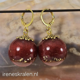 RD 0051b: Oorbellen met bolletjes ParelmoerRood & goudglitters