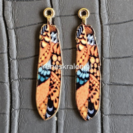 BDM 0020: Set van 2 Bedels Veren/goudkleur, ca 37mm Oranje/Blauw