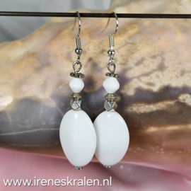 WI 0038: Oorbellen Tjechisch glas wit