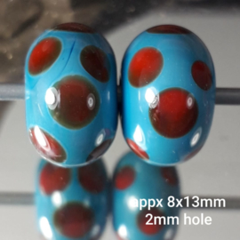 IKOC0073: DuoSet Turquoise & Rood Dots, ca 8x13mm