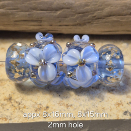 IKBL0063: Kralenset Lampwork Blauwe Bloemen en Goudglitter