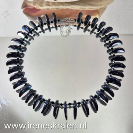 ZW0003: Zwarte Ketting met Blauwe gloed, glaskralen, ca 46cm