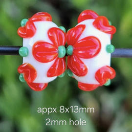 IKRD0009: DuoSet Bloemen Wit & Rood/Groen, ca 8x13mm