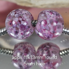 IKRZ0013: Set van 2x GrootGatKraal Rond Roze Frit, ca 11x13mm