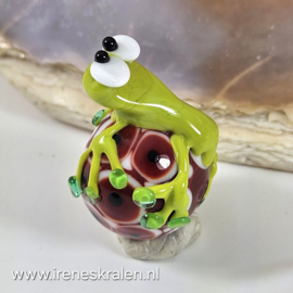 IKRD0014: Grote KikkerKraal Rood, ca 19x21mm