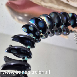ZW0003: Zwarte Ketting met Blauwe gloed, glaskralen, ca 46cm
