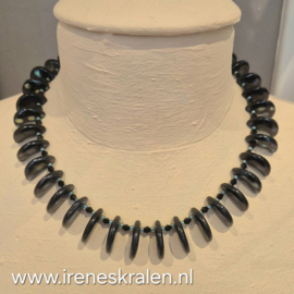 ZW0003: Zwarte Ketting met Blauwe gloed, glaskralen, ca 46cm