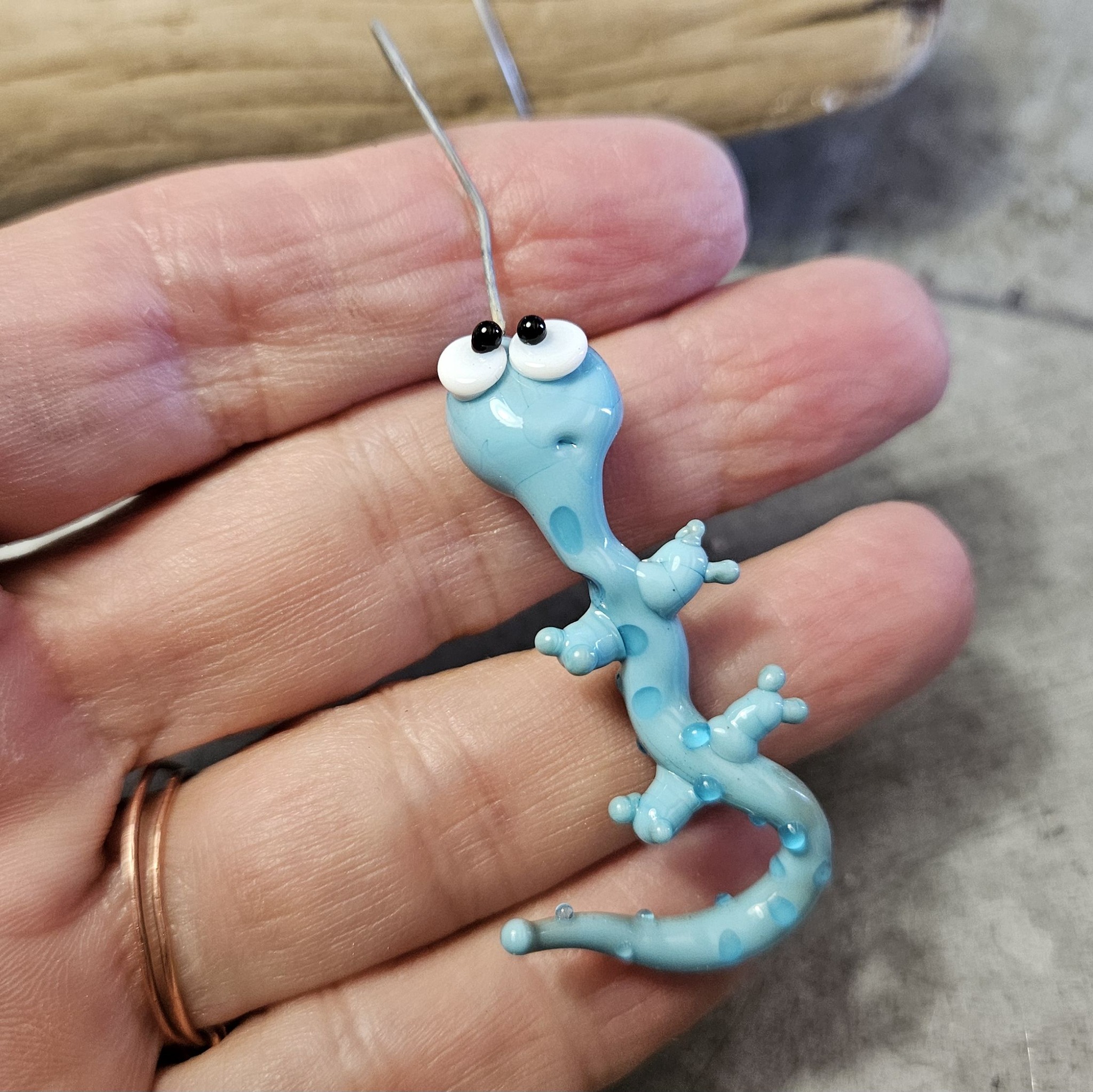 IKOC0028: Salamander op een nietstift, ca 47mm