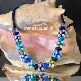 MU002: Ketting in PauwKleuren, lampwork