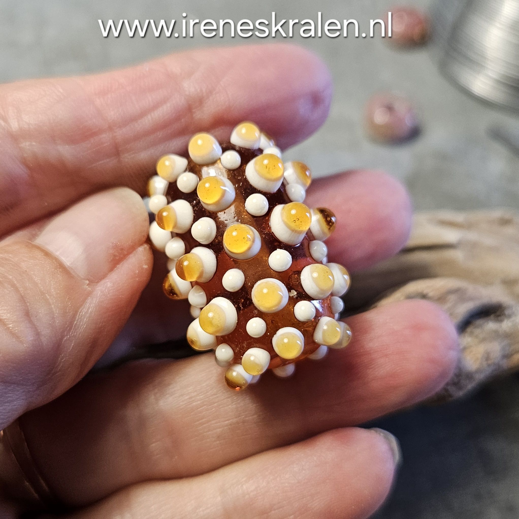 IKBR0004: Grote Focal Kraal met 3mm gat, ca 30x21mm