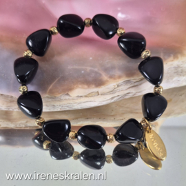 ZW0019: Armband zwarte glaskralen met goudkleur spacers, ca 20cm