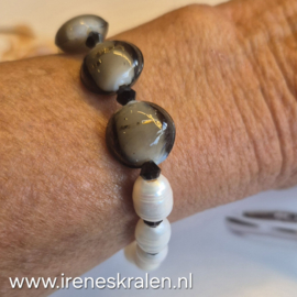 ZW0014: Armband Witte Parels en Grijze Lentils Lampwork, ca 19,5cm