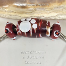 IKRD0043: Set van 3x GrootGatKraal Rood/wit met pootafdruk, ca 27x17mm